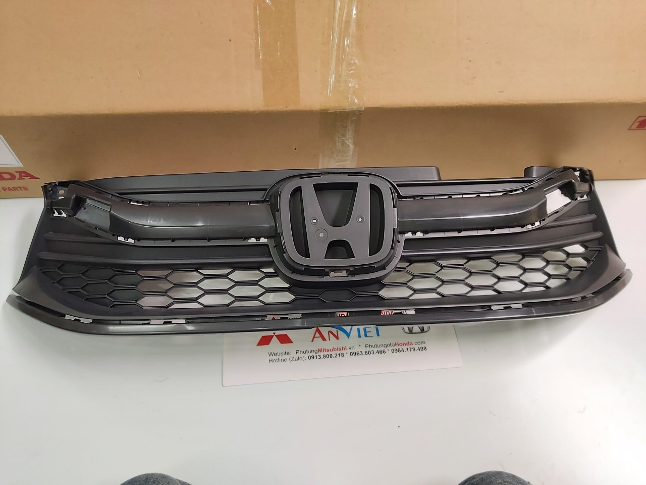 Đế đỡ mặt ca lăng xe Honda Brio